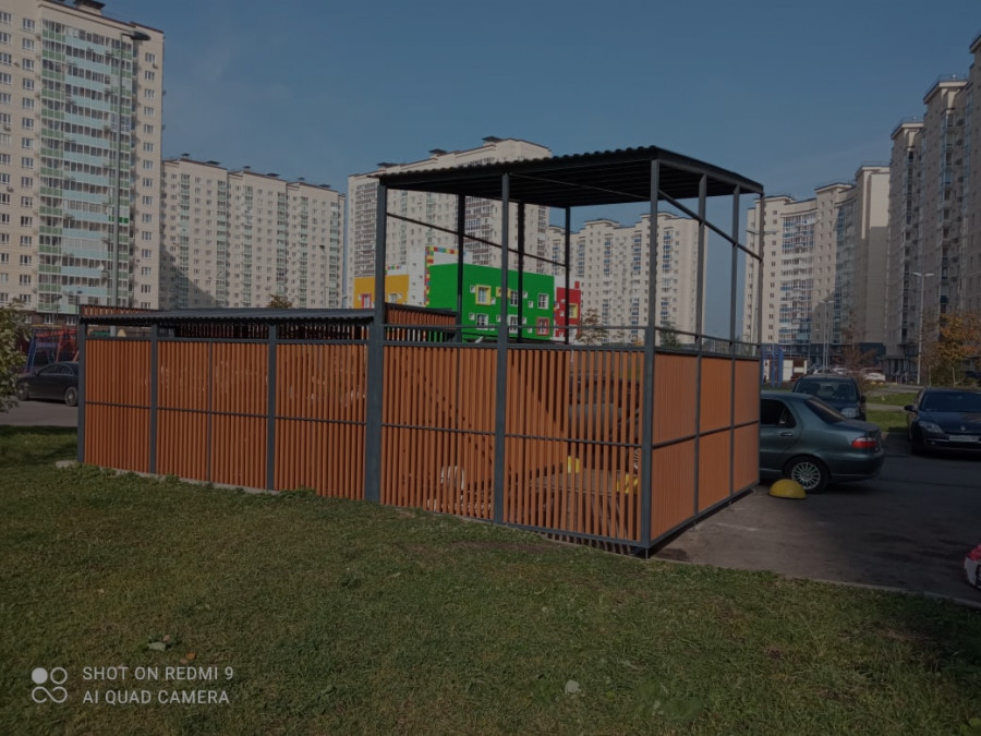 Навесы и ограждения для бытовых отходов в новом ЖК